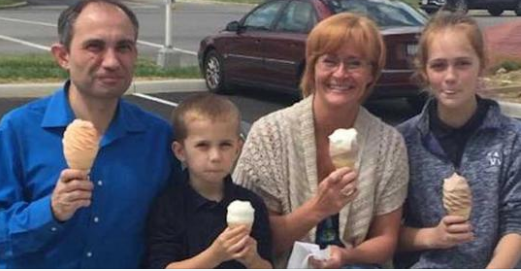 Stranger snaps photo of family eating ice cream together – days later receives text that changes everything